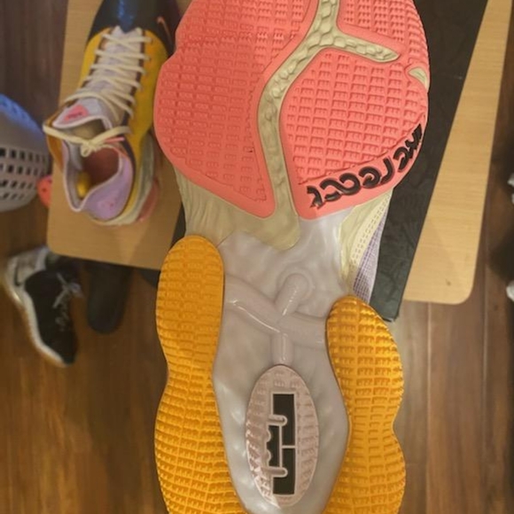 Mens 10 1/2 New NIKE LEBRON 19 low - Picture 3 of 4
